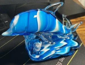 Vidrio transparente azul delfín blanco montando una ola 7" x 3,5" x 4,5" - Imagen 1 de 5