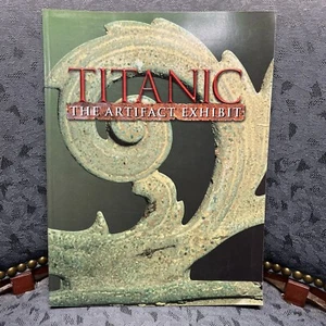 Titanic The Artifact Exhibit Paperback Book by Judith B Geller RMS Titanic Inc - Imagen 1 de 6