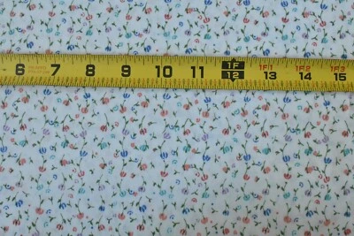 Por 1/2 yarda, 43" de ancho, vintage, azul rosa y verde calicó sobre polialgodón blanco, V229 Foto 1 de 4