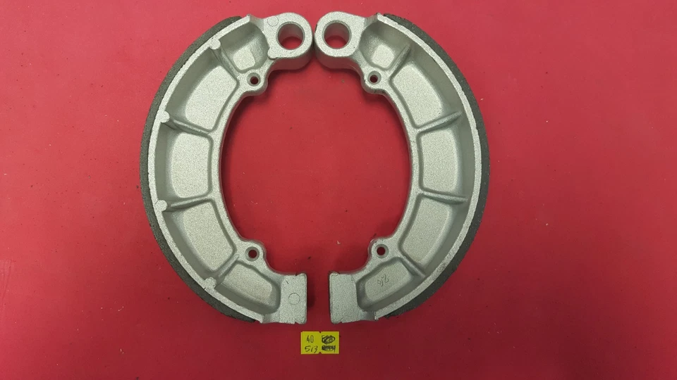 40-513 Emgo HONDA BICICLETA DE CALLE ZAPATAS DE FRENO 320 ZAPATAS TRASERAS NO RANURADAS Foto 1 de 2