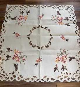 Deckchen Boutique Tischdecke Tischauflage mit Kolibris 33”x 33” Bauernhaus Neu ohne Etikett - Bild 1 von 11