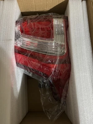 Luz de freno trasera derecha lado pasajero Ford Explorer 2016-2019 Foto 1 de 2