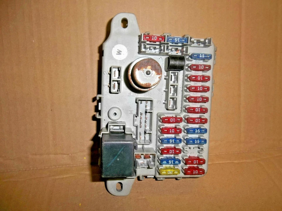 MGF AND TF 1995-2005 INTERIOR BAJO TABLERO CAJA DE FUSIBLES YQE101971 Foto 1 de 1