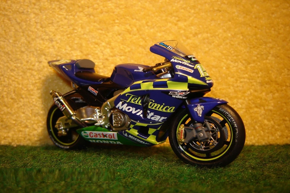 1:24 Honda RC211V S.Gibernau 15 Movistar 2003 IXO 00945 - Bild 1 von 1
