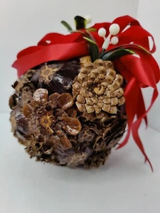 Bola de beso de muérdago hecha de nueces y piñas. - Imagen 1 de 7