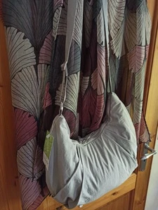 Umhänge-Tasche mit Schal in grau/flieder/weinrot - Bild 1 von 12