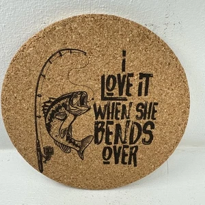 Ehemann präsentiert Untersetzer rund Korken Getränk Barsch Angeln. - Bild 1 von 9