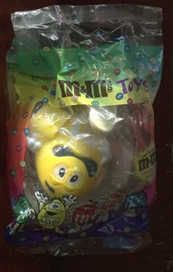 BURGER KING KIDS CLUB M & M YELLOW CHARACTER TOY (958) - Picture 1 of 2
