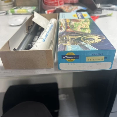 Athearn - HO Scale - 1530 - Consolidated Gas - 62' Tank Car - Assembled - Image 1 of 3