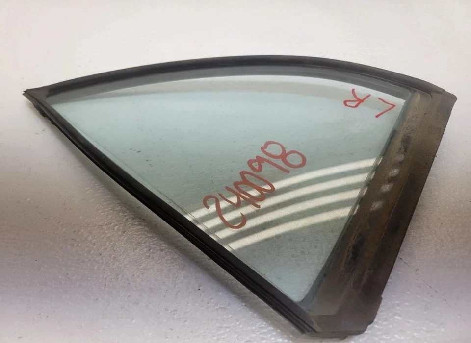 Janela de vidro de ventilação da porta esquerda para motorista traseiro Toyota Corolla 1998-2002 - Imagem 1 de 2