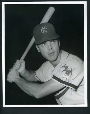 Foto original firmada por Bob Johnson Don Wingfield 8 x 10 prensa Kansas City A's Foto 1 de 3