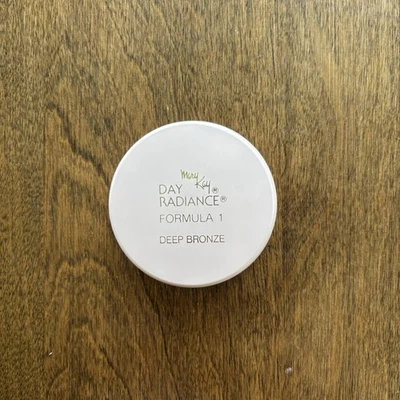 Mary Kay Day Radiance Formula 1 Shade Deep Bronze 1/2 oz. Vintage - NEW - Image 1 of 3
