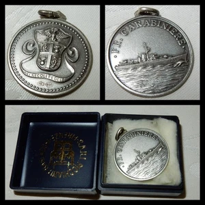 FINA MEDALLA MILITAR NAVAL ITALIA ESTUCHE FR CARABINERO FRAGATA MARINA PLATA 0.800 - Imagen 1 de 6