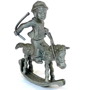 Figura Caballo Mecedor Caballo Peltre Niño Montado Firmada John Sullivan 1975 De Colección - Imagen 1 de 9