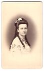Fotografie Julius Giere, Hannover, Portrait Frau von Vaerst im schulterfreien K 