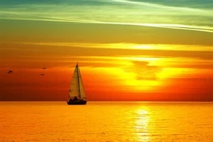 SEGELBOOT BEI SONNENUNTERGANG modernes Foto Poster GOLDEN LIGHT Sammler 20x30 - Bild 1 von 1
