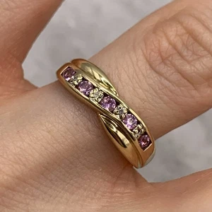 Anillo de oro de 9 quilates con diamantes y topacio rosa cruzado de canales de oro amarillo de 375 9 quilates talla M - Imagen 1 de 15