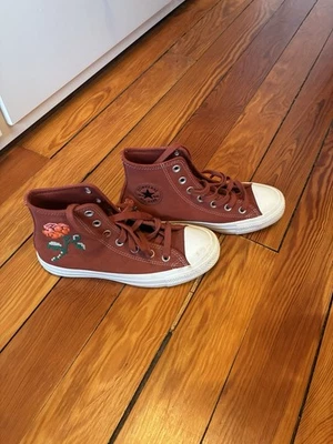 Camisas altas Converse Chuck Taylor All Star bordadas rosas gamuza Foto 1 de 4