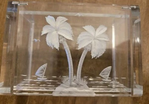 Vtg Lucite Acrylic Trinket Box Reverse Etched Palm Tree Sailing Scene EUC Fr Shp - Picture 1 of 5