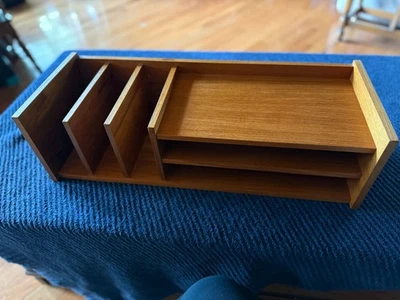 Prateleira organizadora de mesa de teca dinamarquesa Pedersen & Hansen MCM 1960 com etiqueta original - Imagem 1 de 4