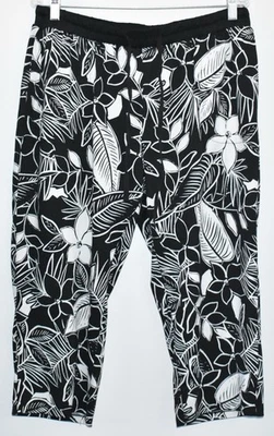 Cuddl Duds Black & White Tropical Floral Pattern Cropped Pajama Lounge Pants (L) - Image 1 of 4