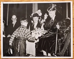 Billy Grant en Traje de Vaquero Saluda a la Reina María Royalty Press Foto 1938 - Imagen 1 de 1