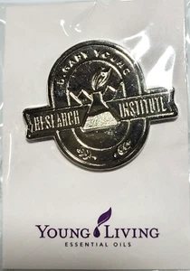 Aceites esenciales Young Living - Pin de corbata con solapa de sombrero, NUEVO (INSTITUTO DE INVESTIGACIÓN) - Imagen 1 de 3