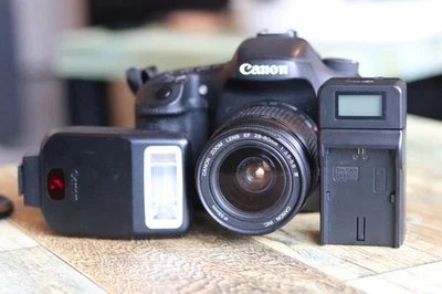 Canon EOS 7D DSLR with Lens, Camera Body, Flash, Battery, Charger, Memory Card - Image 1 of 4