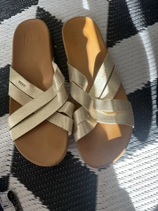 REEF Cushion Spring Bloom Slide Gold Sandals Ultra Soft Footbed Size 10 - Picture 1 of 9