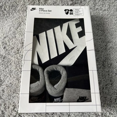 Nike Recién Nacido Bebé Niños 0-6 Meses Calcetín Botines Body Gorro Sombrero Conjunto de 3 Piezas Foto 1 de 3