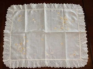 Vintage Embroidered Linen Centerpiece w/ Eyelet Lace Ruffle Yellow Flowers 28x23 - Picture 1 of 7