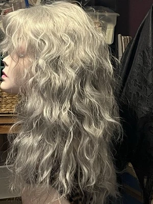 Peluca sintética gris ondulada 20" largo flequillo clásico ajustable gorra peluca libre gorra nueva sin etiquetas Foto 1 de 4