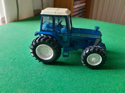 Britains Farm - Ford TW-15 Agricultural Tractor - 1:32 Scale -Missing Exhaust - Image 1 of 4