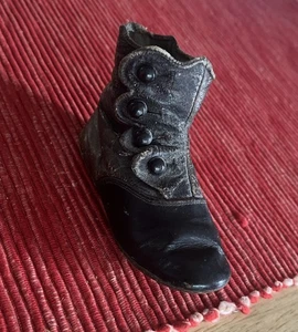 Zapato de bebé con botones derechos de cuero antiguo de la época victoriana bota niños pequeños talla 1 - Imagen 1 de 7