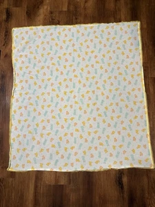 Handgefertigte Babydecke gelbes Band Spitzenborte Hase Hund Bär 40x36 - Bild 1 von 5