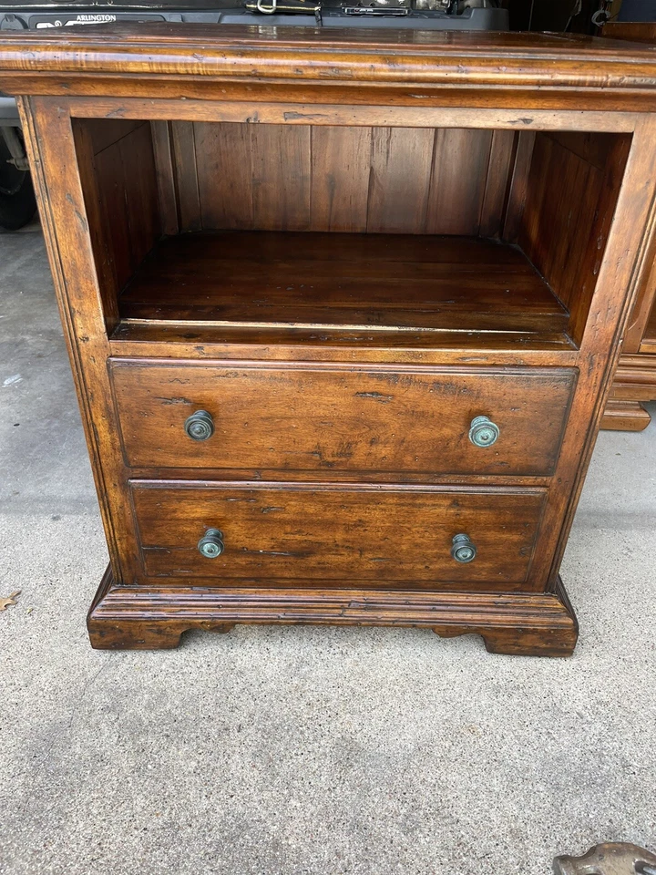 Mesita de noche antigua Theodore Alexander Castle Bromwich Foto 1 de 3