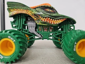 Monster Jam Dragon grün BKT Wheels Spielzeugfahrzeug Maßstab 1:24  - Bild 1 von 8