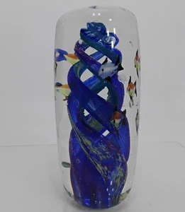 Kunst Glas Aquarium Briefbeschwerer Kobaltblau Spirale & Fisch Design Mundgeblasen - Bild 1 von 8