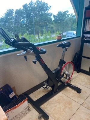 Estação de ciclismo estacionária interna Keiser M3i grupo fitness bicicleta giratória - Imagem 1 de 4