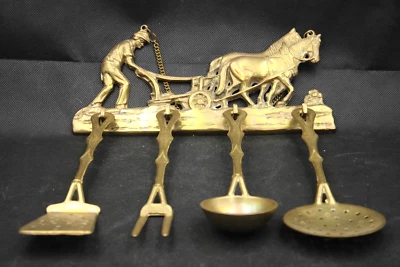 Küchengeräte Set aus Messing mit Aufhänger Bauer Pferde Motiv Vintage alt - Bild 1 von 4