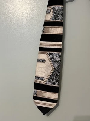 Corbata eléctrica con corbatas eléctricas de seda geométrica cadena chapada en oro de 14 k Foto 1 de 4