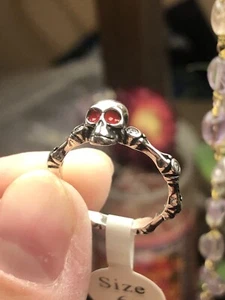 Duftender Schmuck Katakomben von Paris Totenkopf Ring rhodiniert Größe 6 Neu mit Etikett - Bild 1 von 3