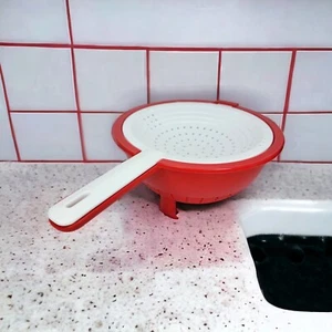 Tupperware Two Piece Red & White Hand Held or Free Standing Colander - Bild 1 von 8