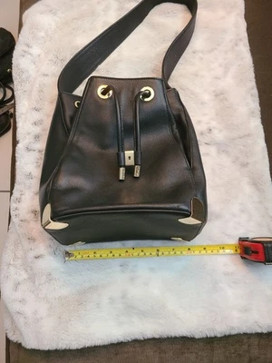 Сумка-ведро Vince Camuto черная кожа на шнурке - Изображение 1 из 4