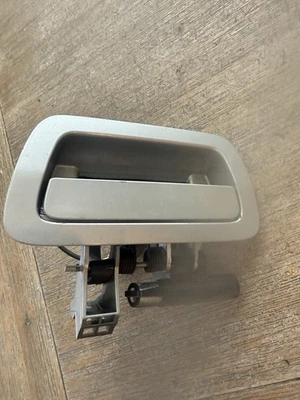 Dodge Durango 2011 2012 2013 maletero puerta trasera puerta levadiza manija de liberación plata OEM Foto 1 de 4