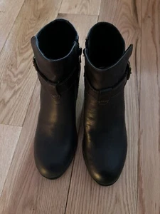 B.O.C. Lucy Comfort kurze Damenstiefel Schnalle dünnes Leder Größe 7M - Bild 1 von 2