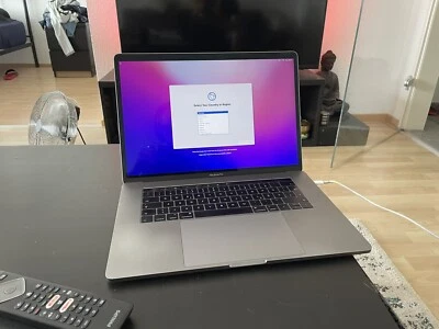 Apple MacBook Pro  15.4'' 256GB Laptop mit Touchbar - Bild 1 von 4