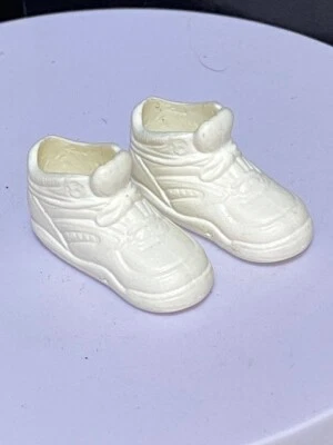 Zapatillas altas blandas blancas Barbie de los años 90 2000 para muñecas de pies planos Foto 1 de 2