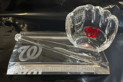 Juego de escritorio pisapapeles de vidrio conmemorativo boleto de temporada 2011 de los Nacionales de Washington Foto 1 de 4