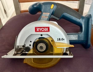 SIERRA CIRCULAR INALÁMBRICA RYOBI 18 VOLTIOS 5-1/2" SOLO SIERRA R10633 - Imagen 1 de 4